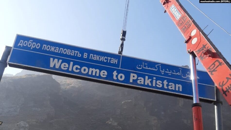 A sign placed near the Torkham border on the Durand Line is visible in the photo, displaying messages in Urdu, Russian, and English welcoming visitors to Pakistan.