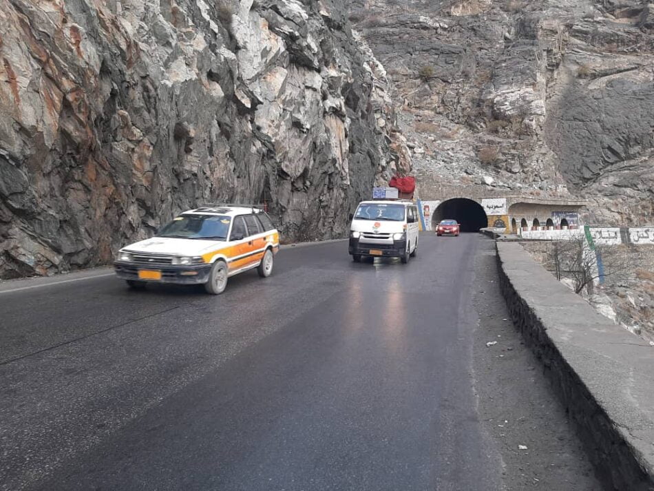 The photo shows vehicles traveling on the dangerous mountain road from Kabul to Jalalabad near the Mahipar area.