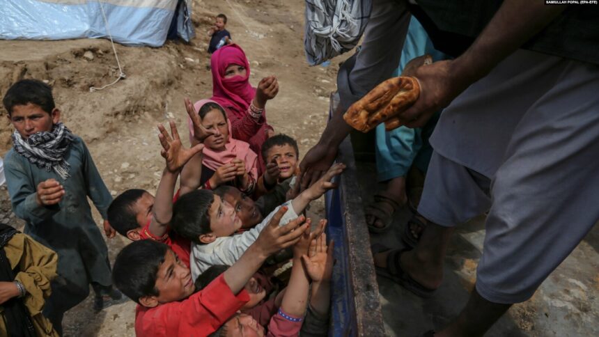 Children in Baghlan reaching out for food aid amidst the catastrophic floods that have displaced 40,000 children and affected 80,000 people. Baghlan Floods