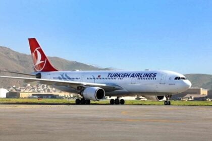 The image shows the Turkish Airlines plane that landed at Kabul Airport on Tuesday, marking the resumption of flights between Istanbul and Kabul after several years of suspension.