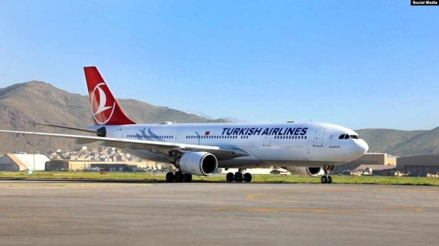 The image shows the Turkish Airlines plane that landed at Kabul Airport on Tuesday, marking the resumption of flights between Istanbul and Kabul after several years of suspension.